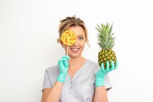 mooi glimlachen schoonheidsspecialist Holding vers ananas en Hoes haar oog met lolly over- wit achtergrond. huidsverzorging reiniging eco biologisch. foto