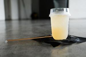 een glas van verkoudheid citroen sap gemengd met honing foto