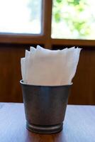 wit zakdoek papier in th Aan tafel van restaurant. foto