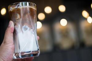 bevroren mokka koffie in een hoog glas, verfrissend en zoet koffie drinken foto