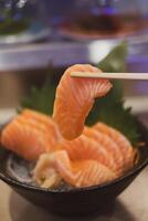 Zalm sashimi snijdend vers en rauw stukken foto