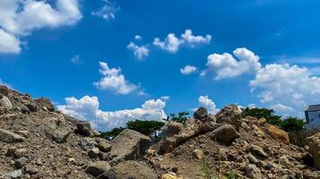 landschap rotsen met blauw lucht en wolken foto
