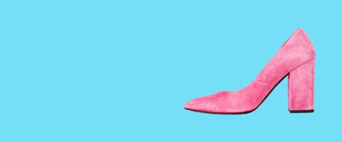 hielden schoenen, mode modern roze suede schoenen Aan Doorzichtig blauw achtergrond, banier foto