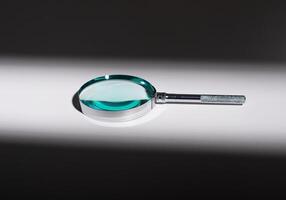 schaduw en licht Speel Aan zilver metaal en glas. vergroten concept met lens, zoeken achtergrond. zoom foto