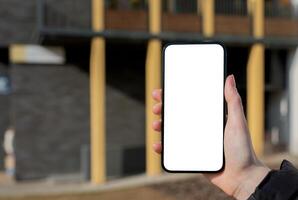 hand- Holding mobiel telefoon scherm model, leeg blanco smartphone Scherm, wazig stad foto