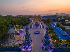 antenne visie van blauw tempel in Chiang rai, Thailand foto