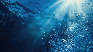 abstract onderwater- tafereel zonnestralen en lucht bubbels in diep blauw zee foto