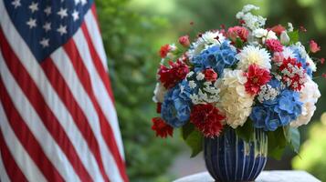 onafhankelijkheid dag, de vierde van juli patriottisch achtergrond met Amerikaans vlag en mooi hortensia bloem boeket in rood blauw wit foto