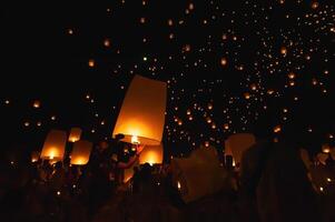 Chiang mai - Thailand november 27, 2023 toeristen gelukkig vieren vrijgeven lantaarns Bij de loi krathong yi peng lantaarn festival volgens naar Thais cultureel tradities. foto