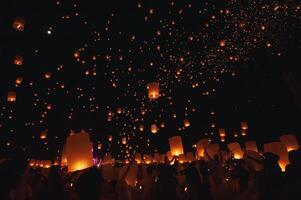Chiang mai - Thailand november 27, 2023. toeristen gelukkig vieren vrijgeven lantaarns Bij de loi krathong yi peng lantaarn festival volgens naar Thais cultureel tradities. foto