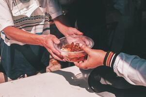 voedsel donaties naar strijd honger door sharing vrij voedsel met mensen foto