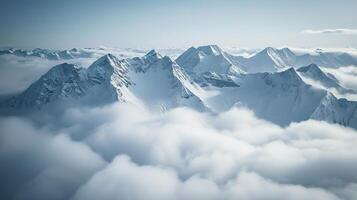 majestueus besneeuwd berg top bovenstaand de wolken foto