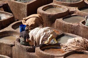Fez Marokko Afrika februari 17, 2024 leer stervende in de traditioneel chouara looierij in fes. foto