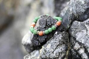 armband gemaakt van natuurlijk groen en bruin stenen voor mannen of vrouw mode, buiten Aan de rotsen. handgemaakt kostbaar item. sieraden accessoires. foto