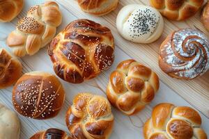 assortimenten van smakelijk broodjes Aan een licht houten tafel in een bakkerij. foto