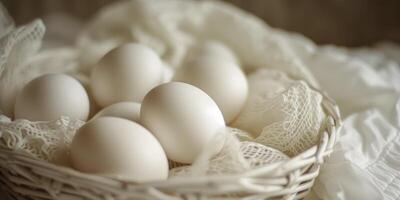 een mand boordevol met vers wit eieren, vastleggen de essence van kakelvers eenvoud en culinaire potentieel. foto