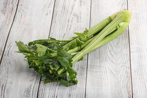 veganistisch keuken - selderij stengels met blad foto