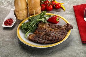 gegrild Chuck rollen steak met rucola foto