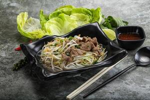 Vietnamees traditioneel soep pho bo met rundvlees foto