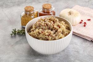 veganistisch keuken - gekookt quinoa ontbijtgranen foto