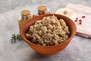 veganistisch keuken - gekookt quinoa ontbijtgranen foto