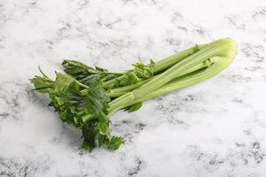 veganistisch keuken - selderij stengels met blad foto