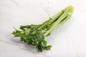 veganistisch keuken - selderij stengels met blad foto