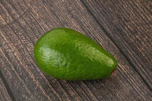 rijp groen avocado over- achtergrond foto