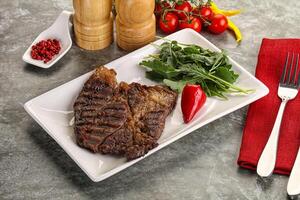 gegrild Chuck rollen steak met rucola foto