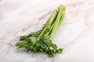 veganistisch keuken - selderij stengels met blad foto