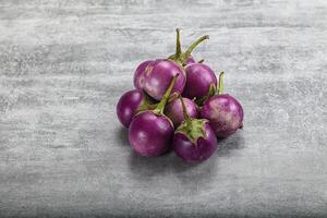 rauw klein Purper Aziatisch baby aubergine foto