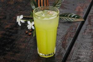 citrus limonade in de glas foto