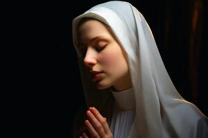 een non terwijl bidden naar god. foto