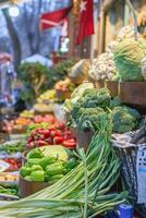 verschillend soorten van vers groenten Aan een lokaal straat markt. Istanbul, kalkoen. concept van gezond aan het eten. foto