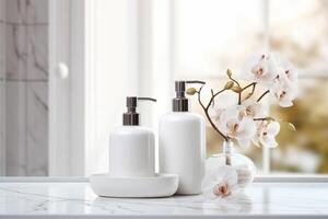 spa-geïnspireerd badkamer reeks met wit kunstmatig flessen en orchidee bloemen Aan een marmeren oppervlakte foto
