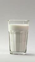 glas melk op witte achtergrond foto