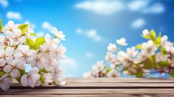 voorjaar achtergrond met kopiëren ruimte Aan houten tafel en bloeiend bloemen foto