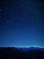 sterrenhemel nacht lucht over- majestueus berg reeks achtergrond foto