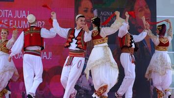 tirana, albanië, 2022 - Albanees nationaal kostuums dansen foto