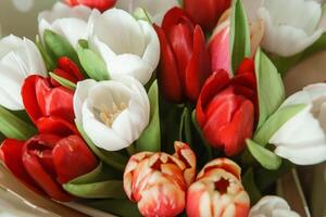 voorjaar geschenk. helder tulp boeket voor een speciaal maart 8e viering foto