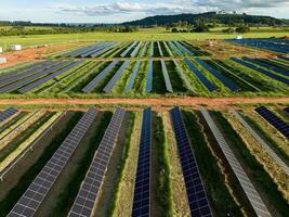 zonne- energie fabriek in landelijk Oppervlakte foto