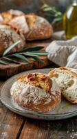 ambachtelijk brood Aan keramisch bord foto