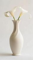 elegant calla lelies in keramisch vaas foto