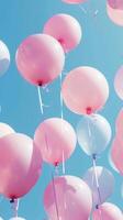 roze ballonnen drijvend Aan blauw lucht foto