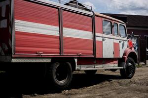 Minsk, Wit-Rusland, april 18, 2024 - wijnoogst mercedes-benz brand vrachtauto foto