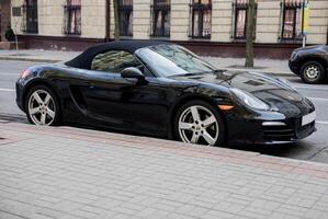 Minsk, Wit-Rusland, april 24, 2024 - elegantie roadster porsche boxster in stad straten foto