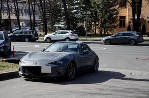 Minsk, Wit-Rusland, april 17, 2024 - mazda MX-5 voorkant visie foto