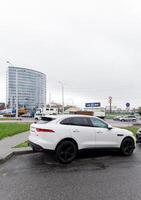 Minsk, Wit-Rusland, april 17, 2024 - luxe jaguar suv foto