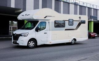 Minsk, Wit-Rusland, april 18, 2024 - renault camper foto