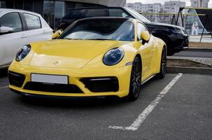 Minsk, Wit-Rusland, april 17, 2024 - helder porsche 911 carrera 4s foto